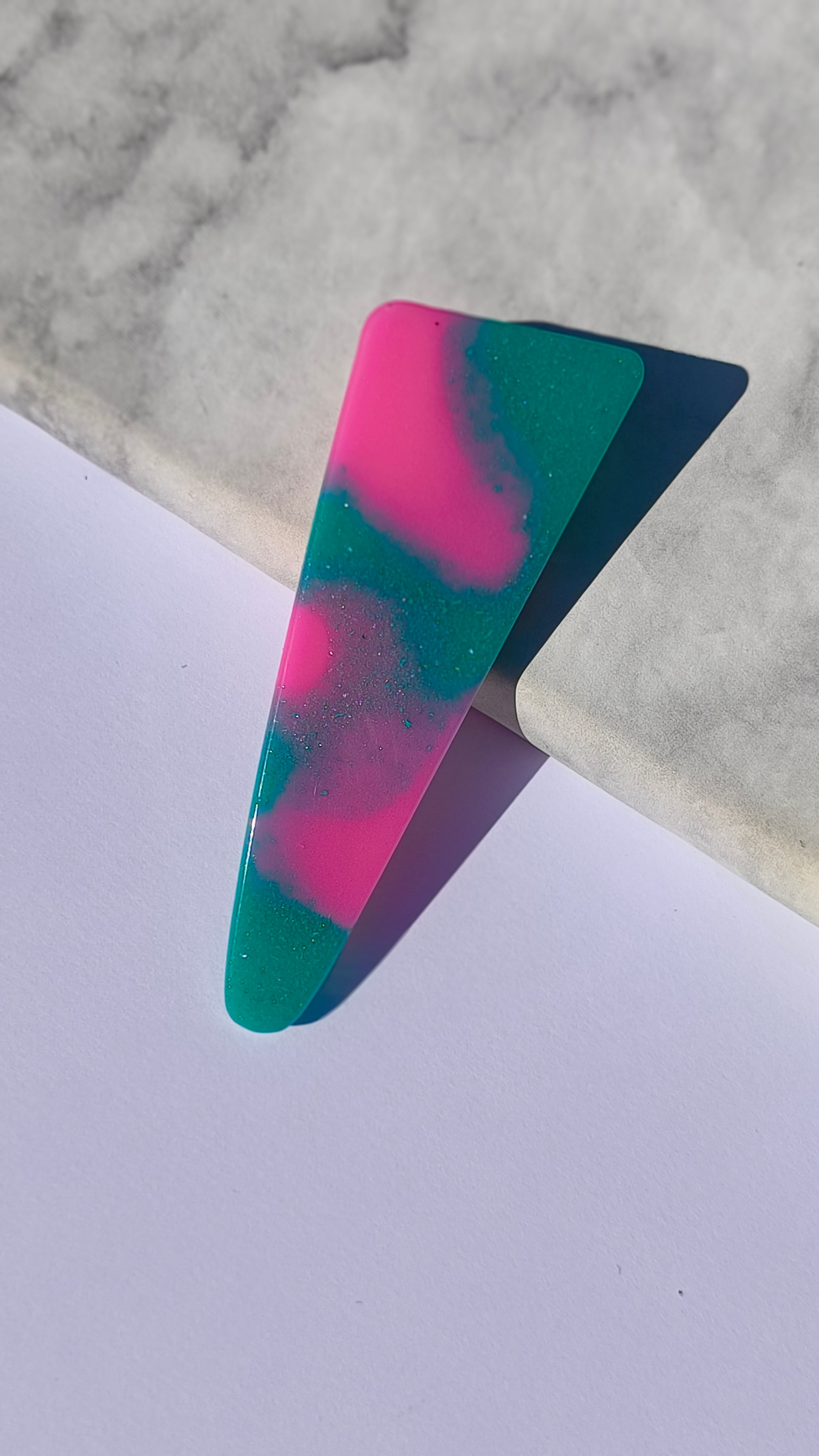 ⋒ TRIANGULAR RESIN HAIR CLIP ⋒ – Gleebee display picture 1